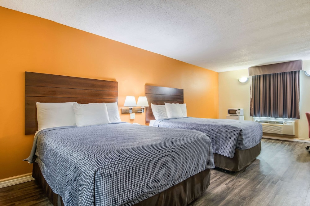 Room, 2 Queen Beds, Non Smoking photo 1