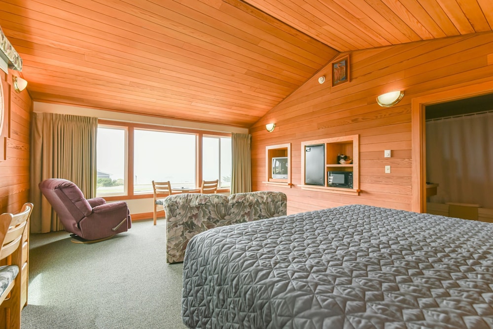 Deluxe Room, 1 King Bed, Jetted Tub, Partial Ocean View