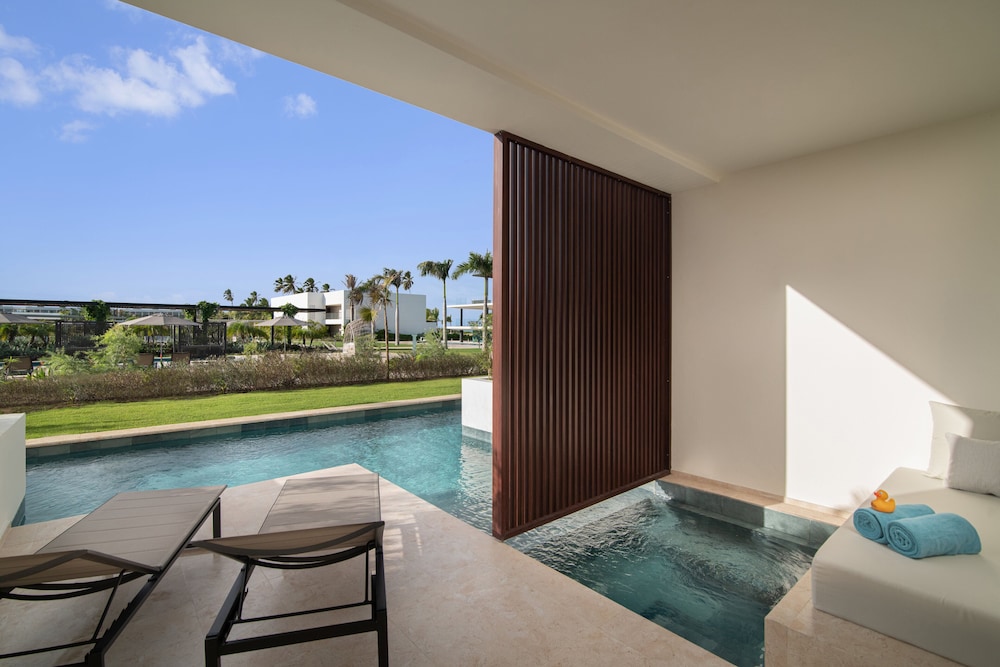 Aqua Junior Suite Swim-up Pool View - Photo 7