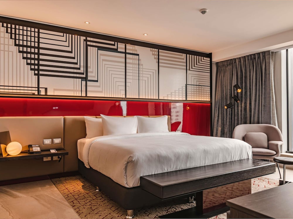 Executive Suite, 1 King Bed, Club Lounge Access - Photo 5