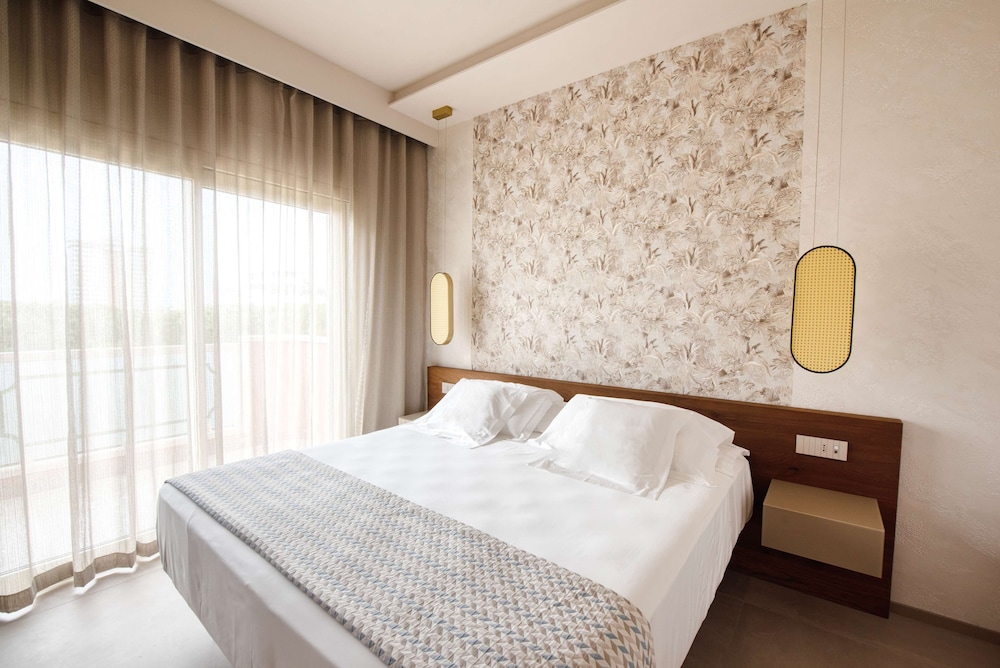 Junior Suite, 1 Queen Bed, Non Smoking, Balcony (Living Room) photo 3