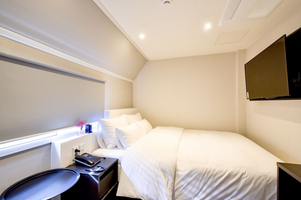 Room (Semi, Check In 05:00 Pm)