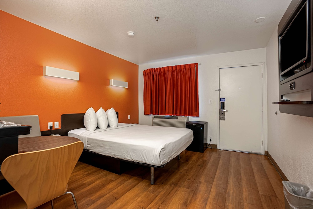 Premium Room, 1 Queen Bed, Non Smoking, Refrigerator photo 3