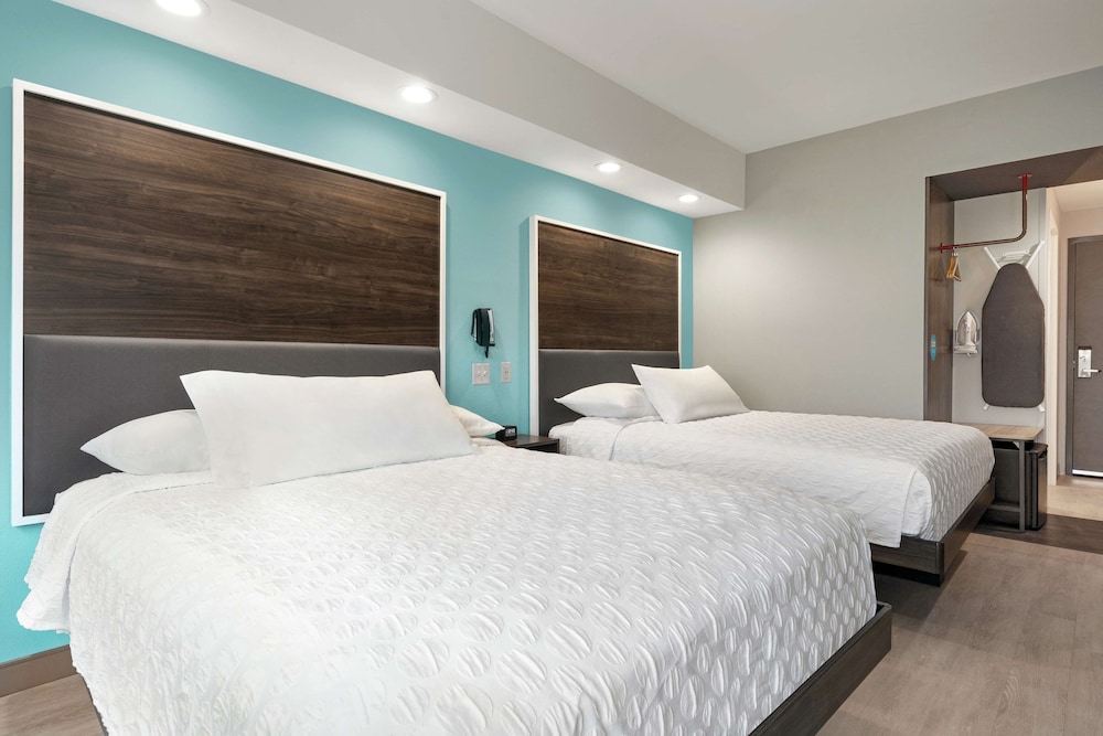 Room, 2 Queen Beds, Accessible, Bathtub - Photo 1