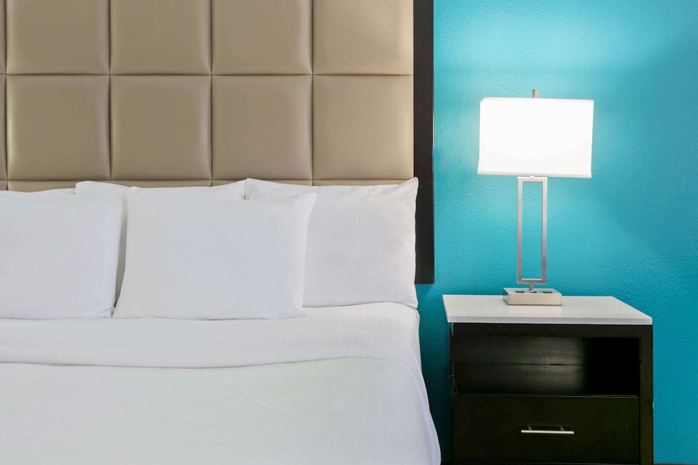 Suite, 1 King Bed, Non Smoking (2 Room) - Photo 2