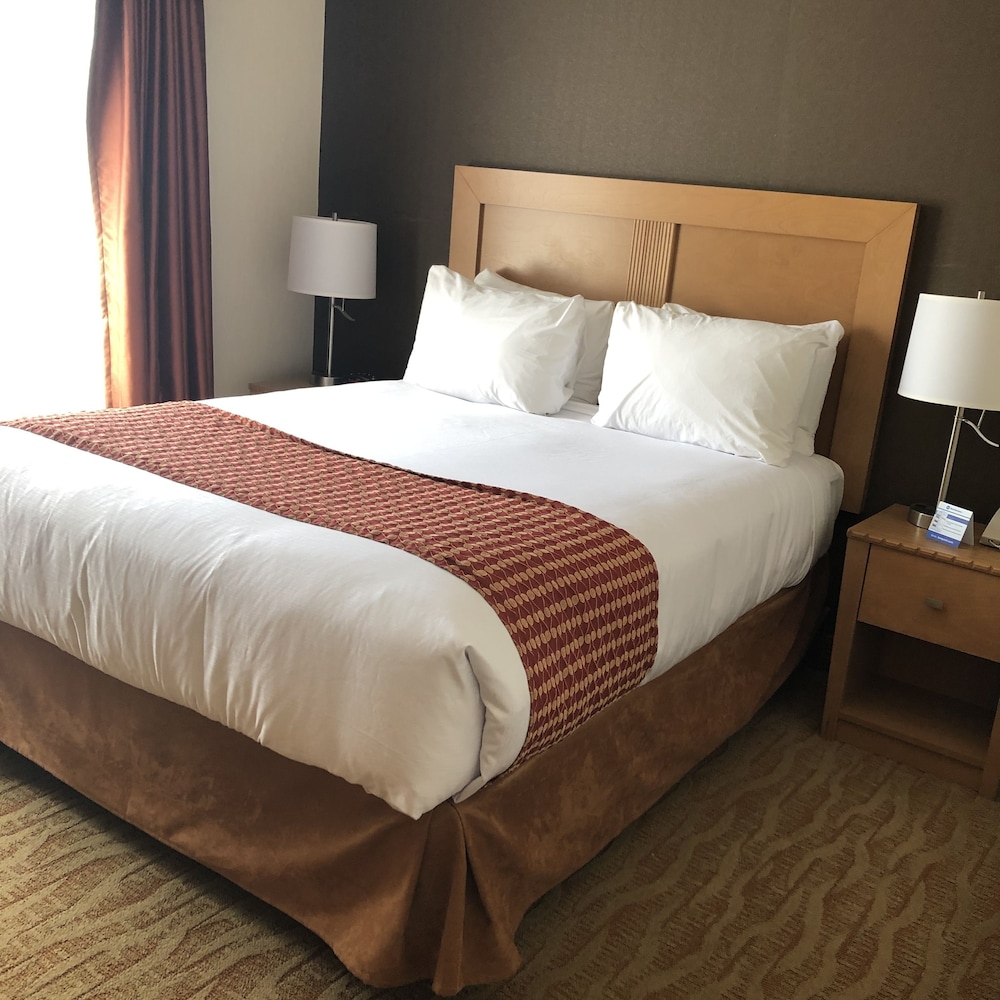 Suite, 1 Queen Bed, Non Smoking, Refrigerator & Microwave - Photo 2