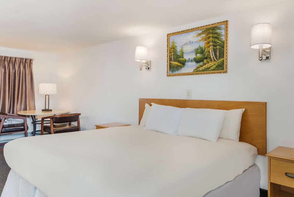 Grand Room, 1 King Bed - Photo 1