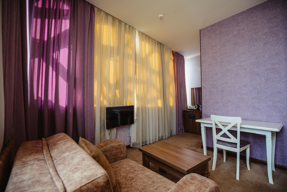 Deluxe Double Room - Photo 11