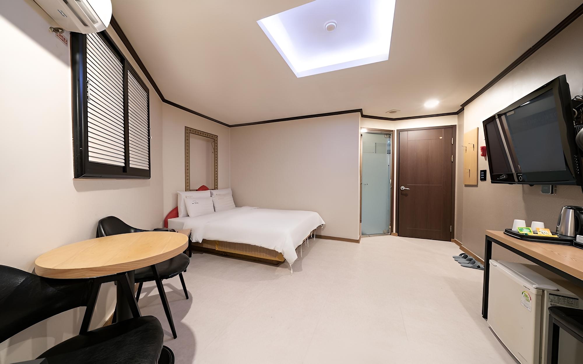 Room (Couple PC(i5-9400F/16G/RTX1660)) photo 1