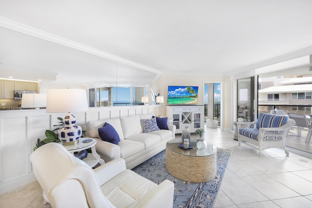 Condo, 1 King Bed (Cozy beachfront getaway with pool and)