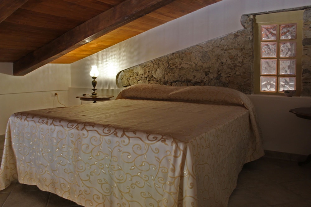 Traditional Apartment, 2 Bedrooms, Garden View, Garden Area photo 1