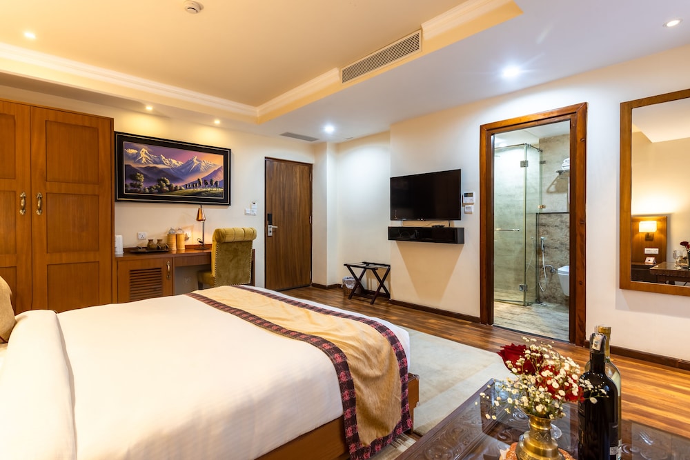 Executive Suite - Photo 2
