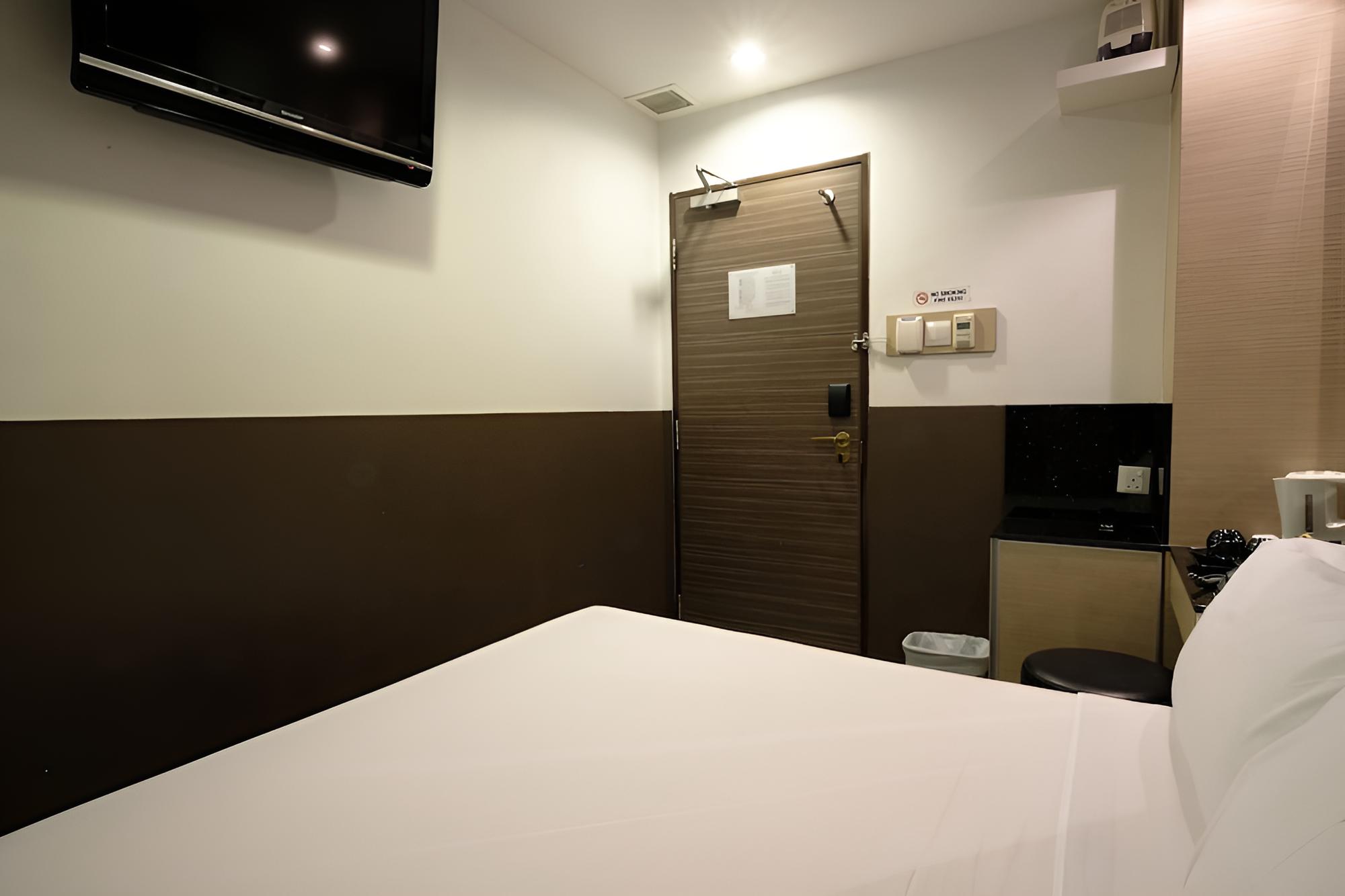 Superior Twin Room (No window) photo 2