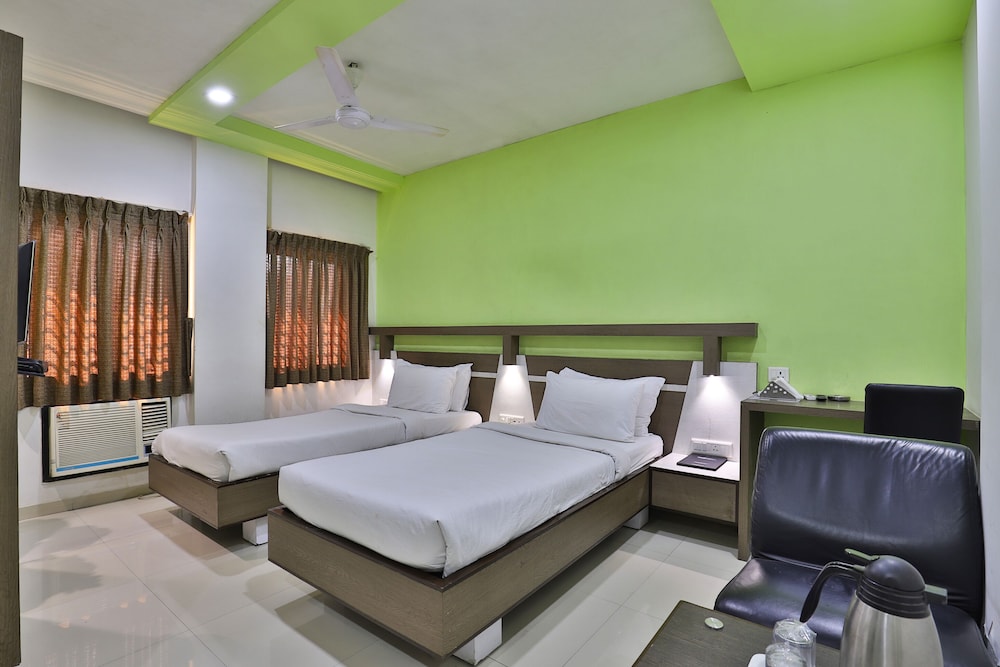 Royal Room - Photo 1