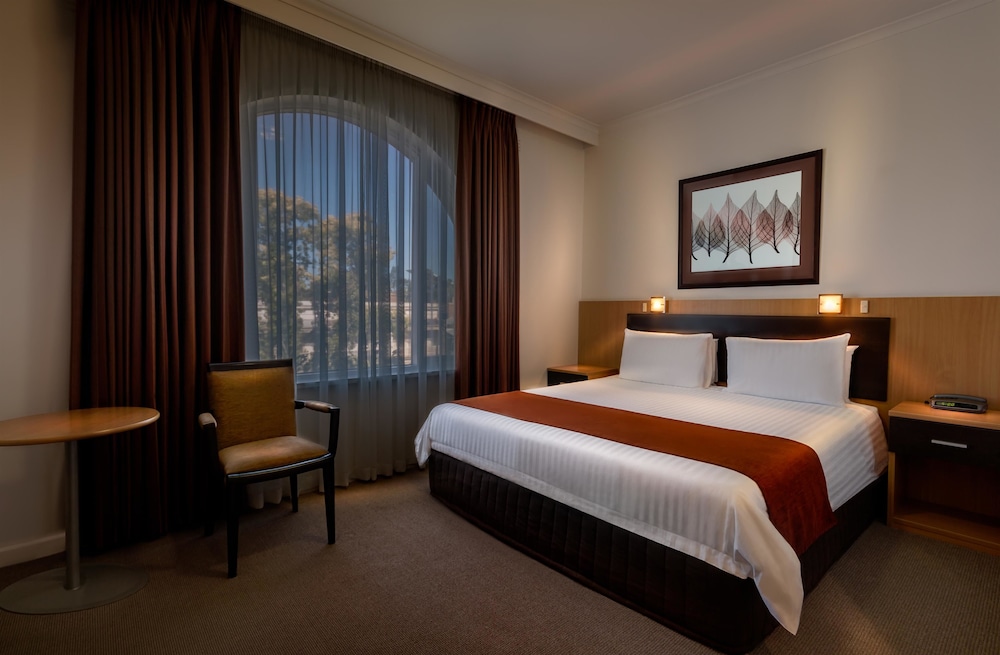 Deluxe Room, 1 King Bed, Non Smoking (Walk-in Shower)
