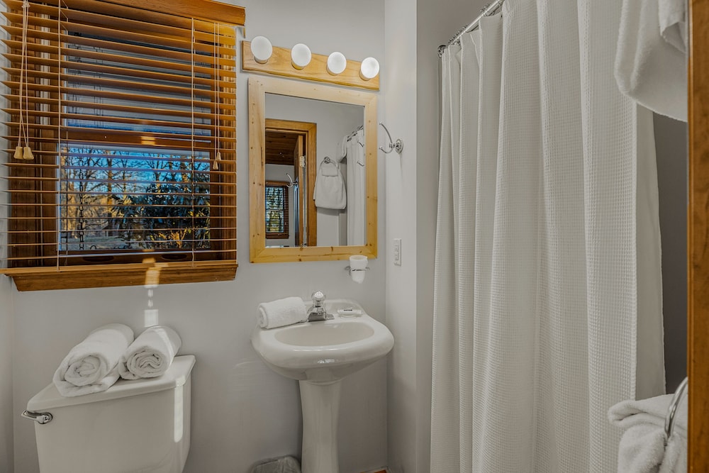 Superior Cabin, Ensuite, Mountain View (Blue Moss) photo 2