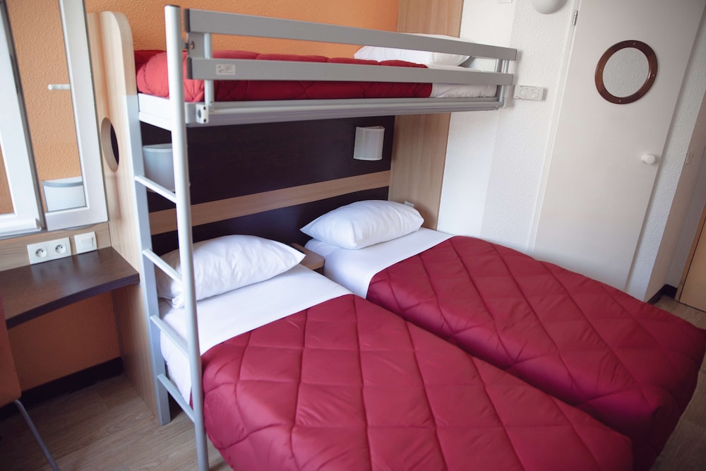 Standard Room, 3 Twin Beds - Photo 3