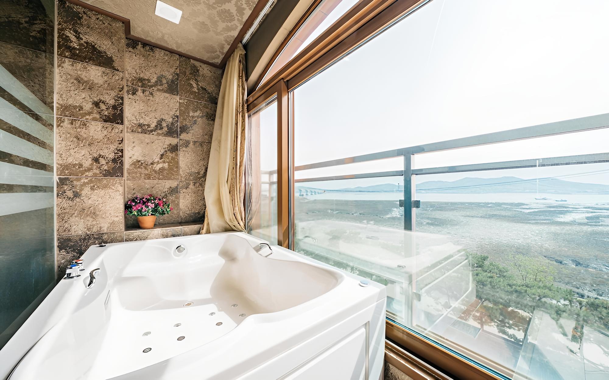 Room (VIP room (Netflix spa bath)) - Photo 6