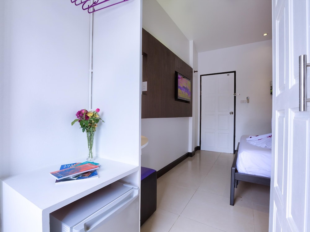 Junior Studio, 1 Queen Bed photo 2
