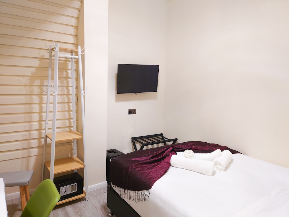 Standard Double Room, Ensuite (Ground Floor No Window) photo 3