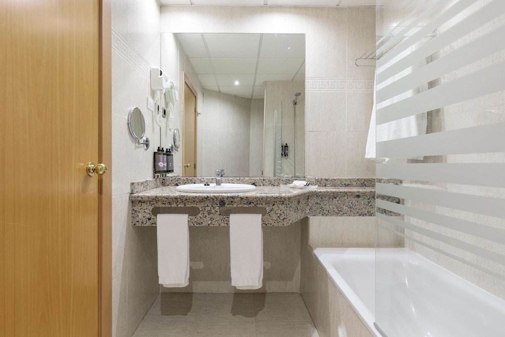 Standard Room, Partial Sea View (3 adults + 1 child) - Photo 13