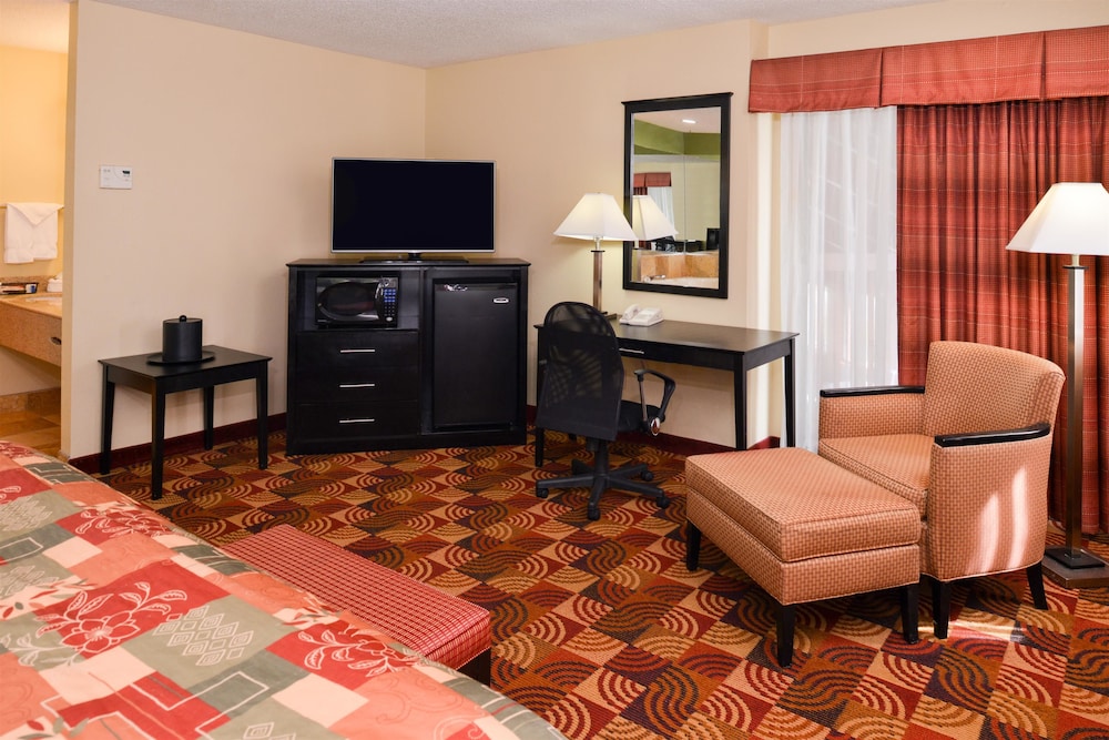 Suite, 1 King Bed, Non Smoking, Jetted Tub - Photo 7