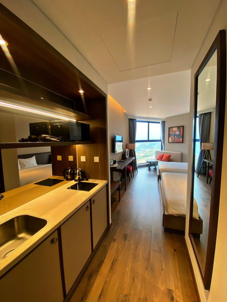Family Studio, Multiple Beds, Partial Ocean View photo 2