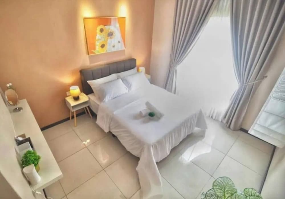 Classic Apartment, 3 Bedrooms, Pool View