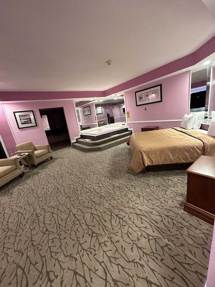 Honeymoon Suite with Hot Tub & Fireplace - Photo 5