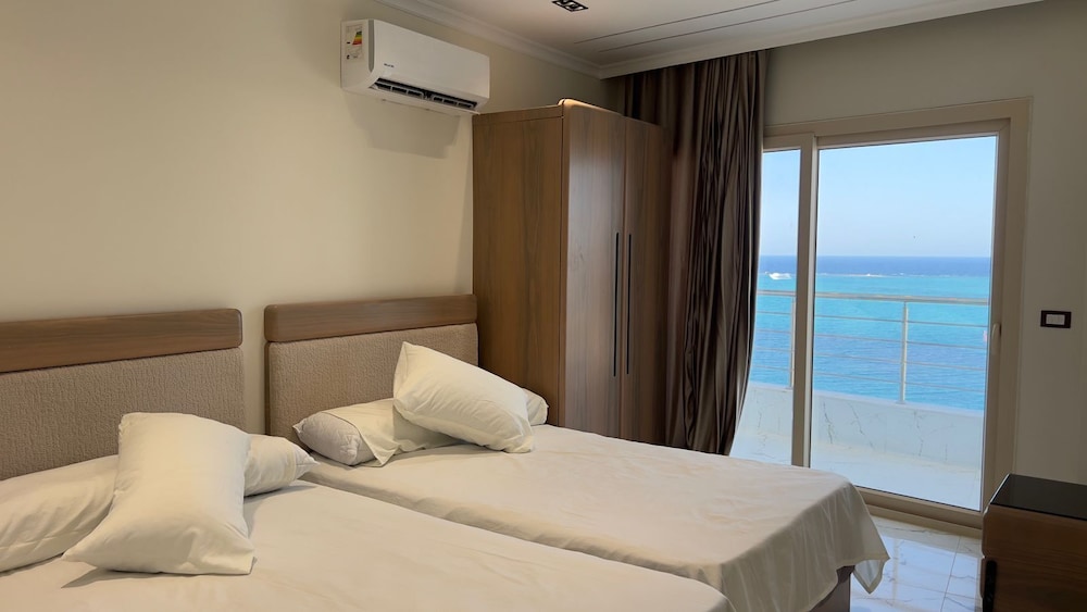 Family Apartment, 3 Bedrooms, Sea View photo 2