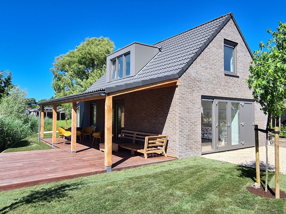 Bungalow 82 photo 2