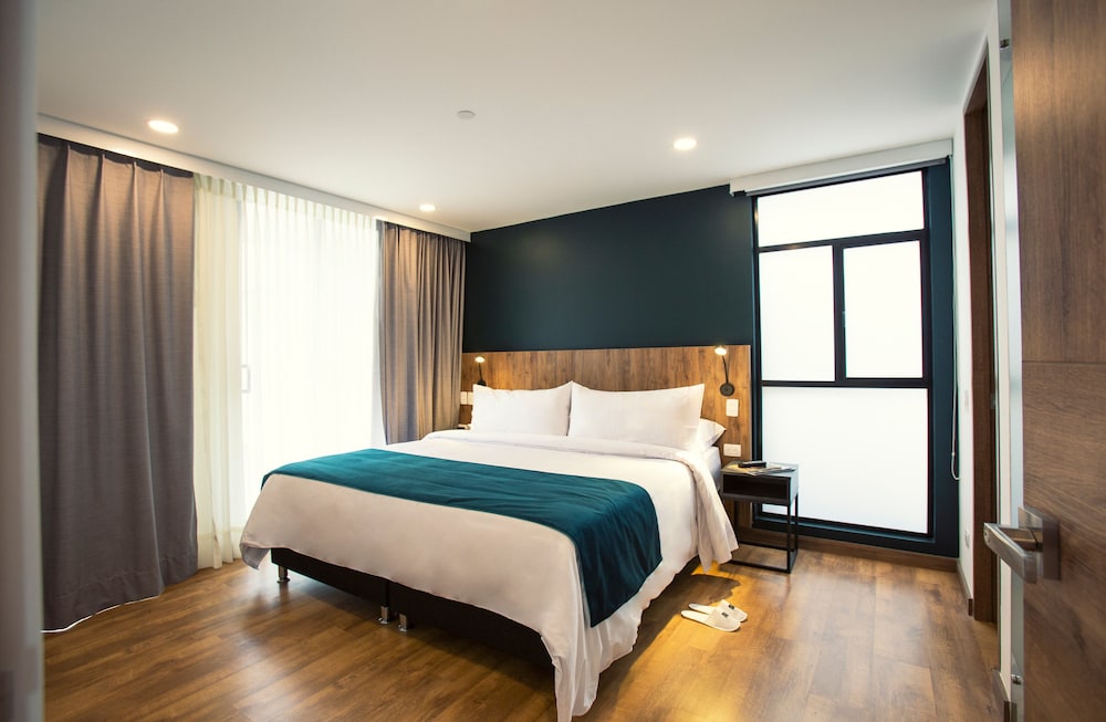 Suite, 1 King Bed with Sofa bed photo 1