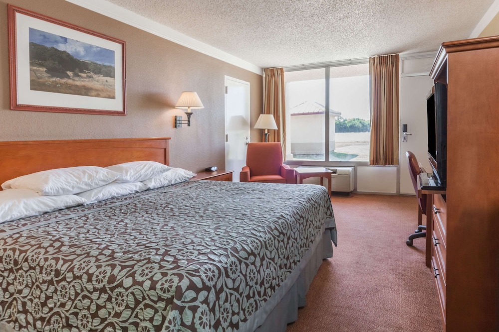 Room, 1 King Bed, Smoking - Photo 1
