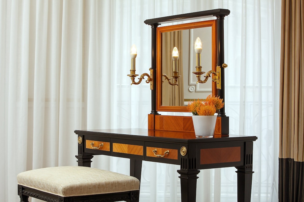 Signature Suite, 1 King Bed - Photo 13