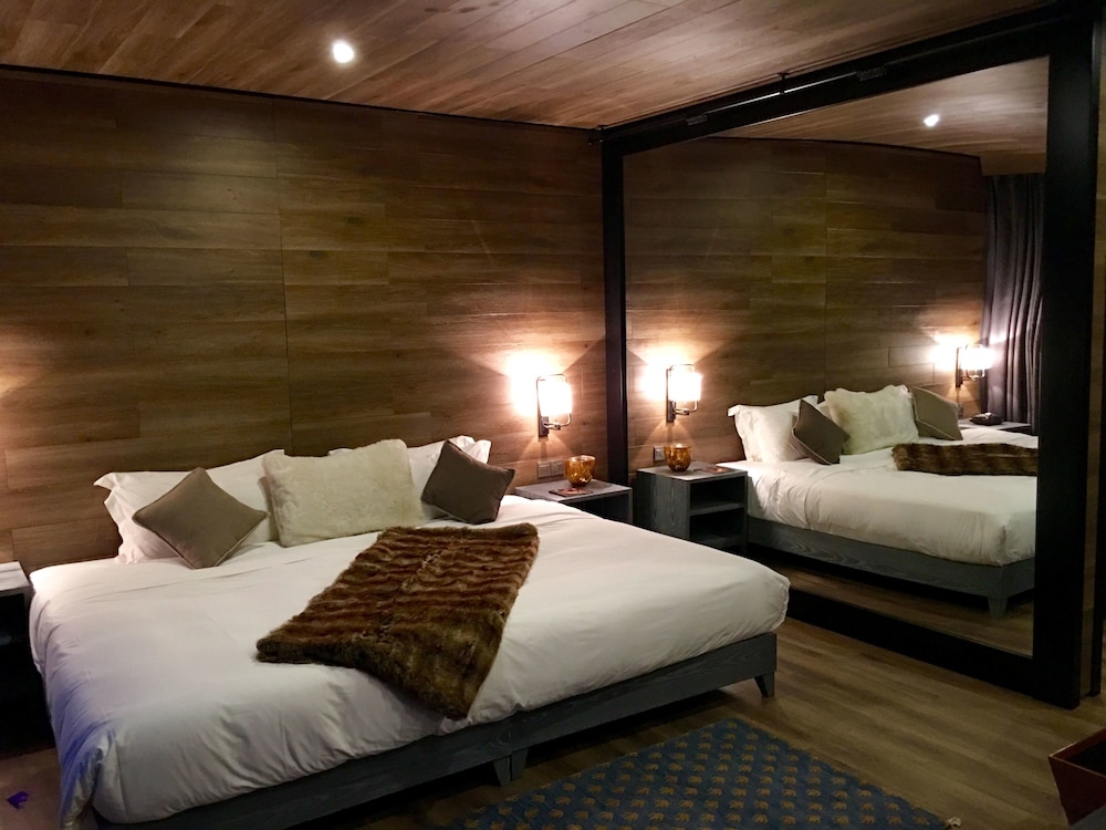 Deluxe Twin Room (Western Contemporary Style)