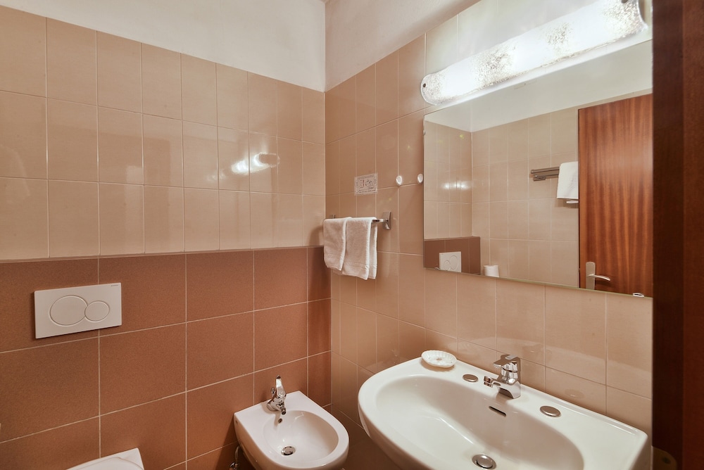 Double Room (EAST SIDE without balcony) - Photo 2