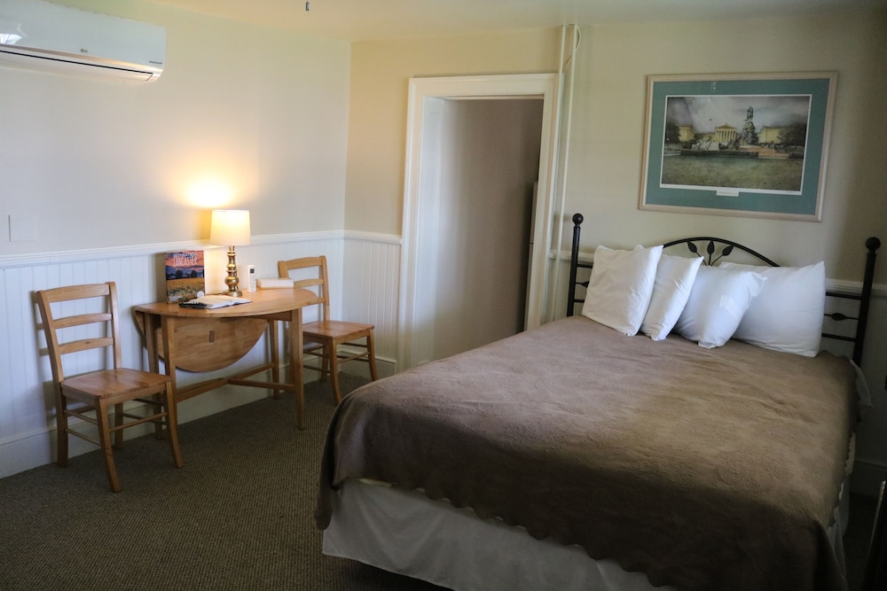 Farmhouse Efficiency Suite Sm 2 Queen beds (NOT CABOOSE)