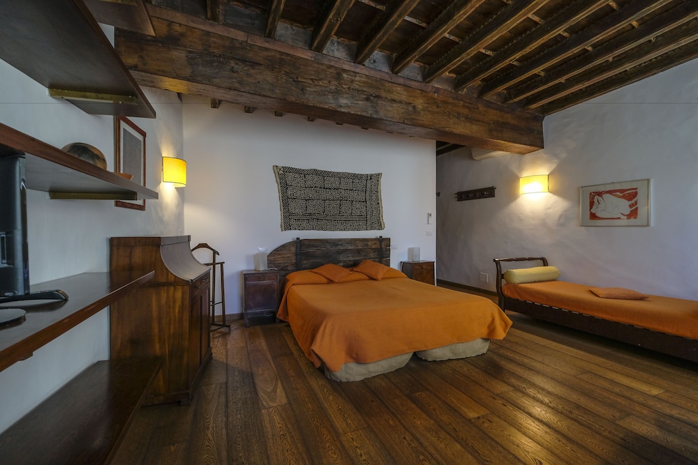 Superior Double or Twin Room (Orange) photo 2