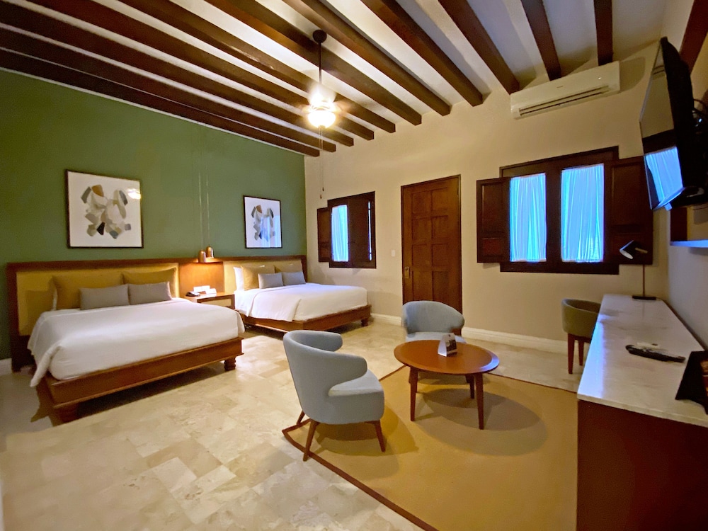 Luxury Room, 2 Queen Beds, Pool View - Photo 2