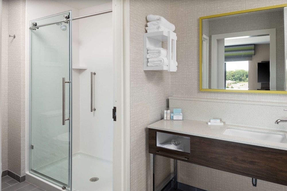 Room, 1 King Bed, Accessible, Bathtub (Mobility & Hearing) - Photo 4