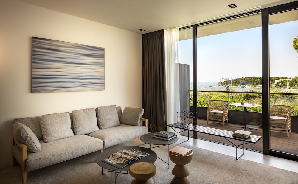 Grand Room, Marina View