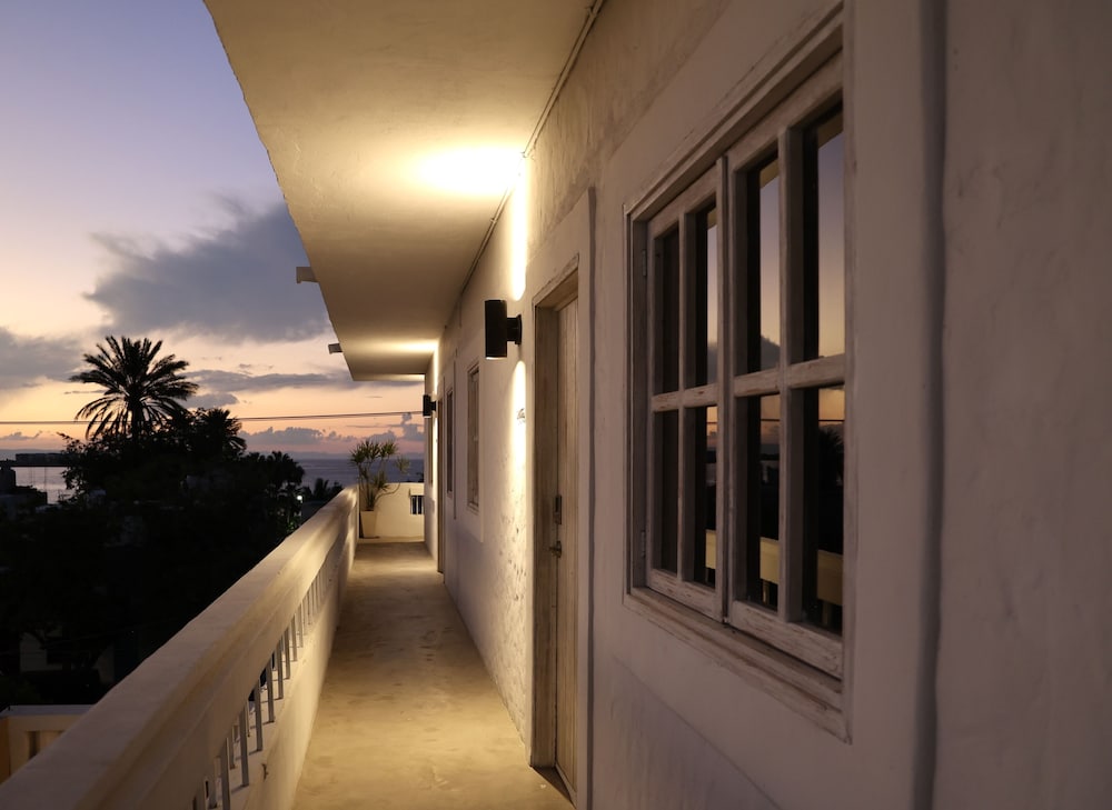 Design Suite, 1 King Bed, Pool Access, Sea View photo 2