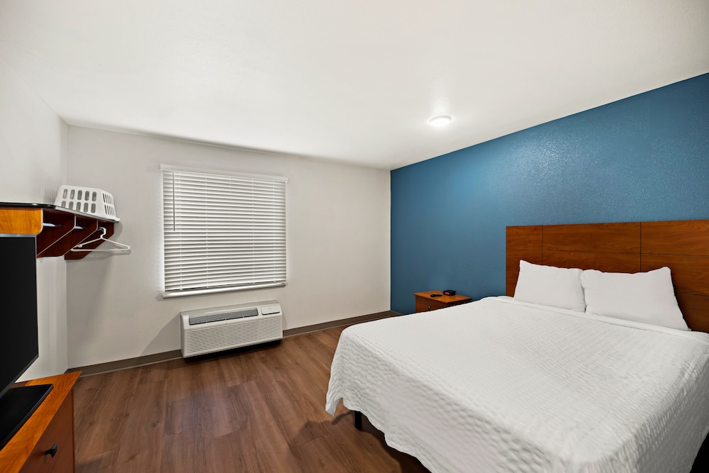 Standard Room, 1 Double Bed, Accessible, Non Smoking (Roll-in Shower) photo 3