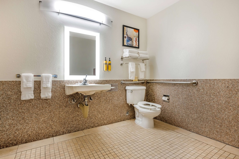Standard Room, 2 Queen Beds, Accessible, Non Smoking (Walk-in Shower) - Photo 4