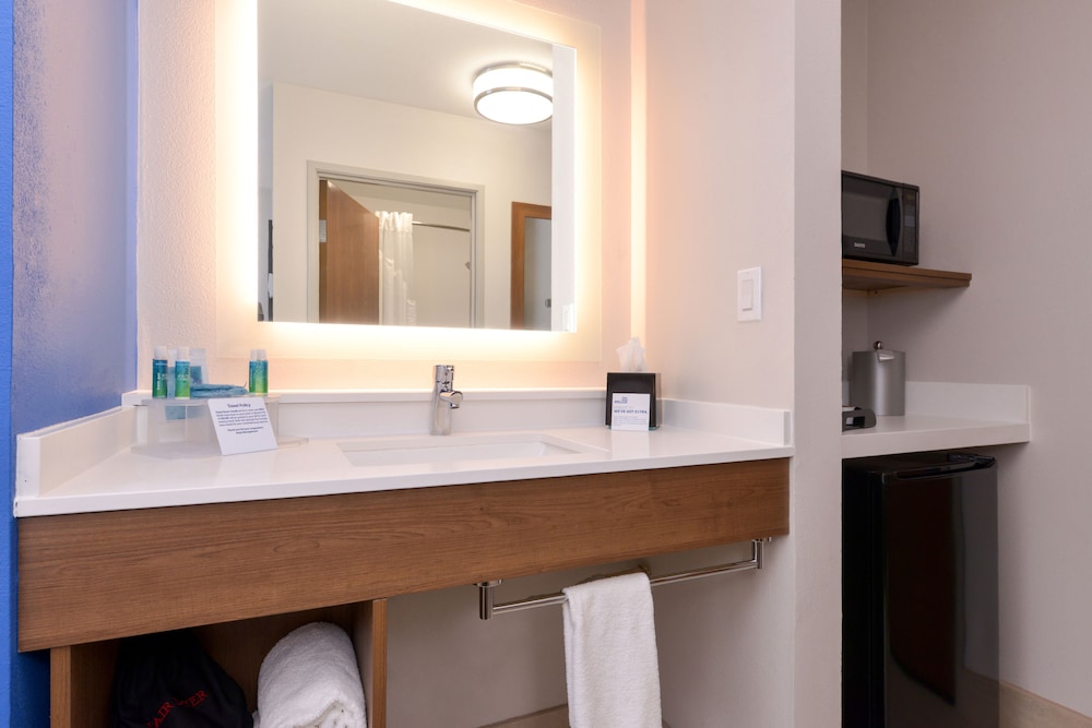 Standard Room, Multiple Beds - Photo 5
