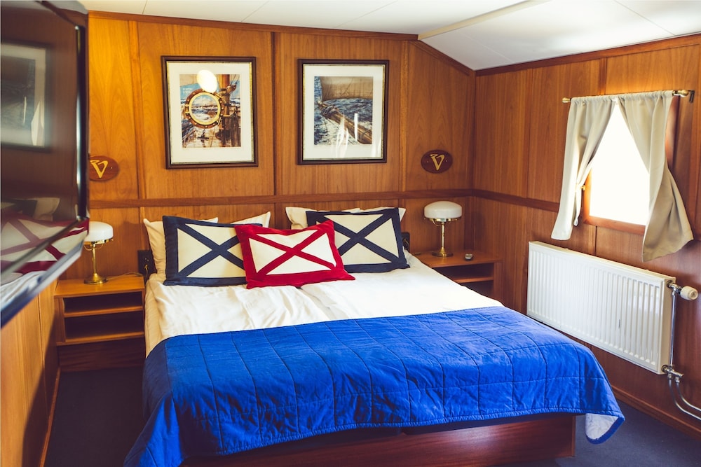 Standard Room, 1 King Bed photo 3