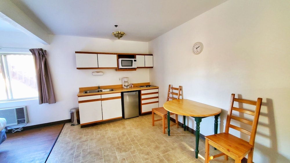 Double Queen Room (Pet Friendly) photo 2