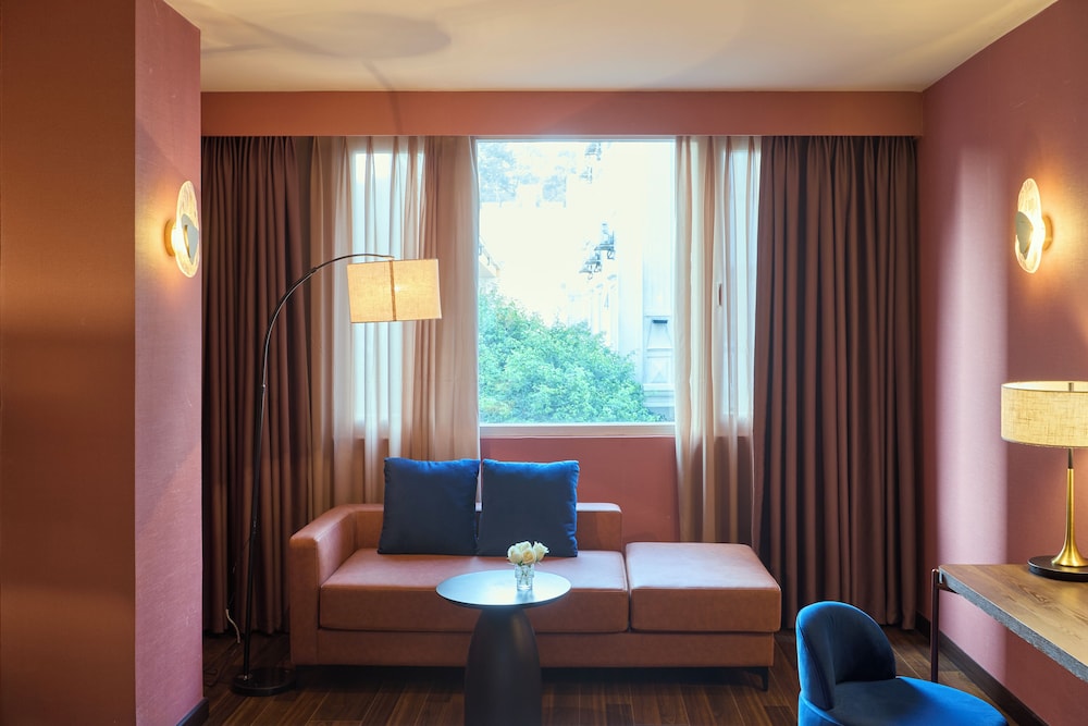 Kin Signature Suite photo 3