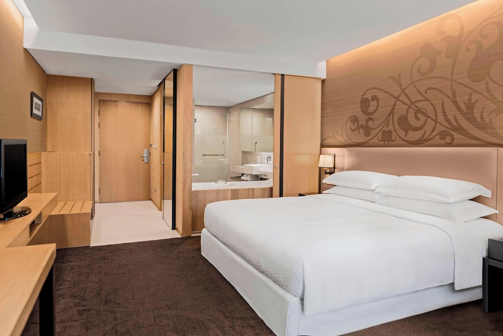 Premium Room, 1 King Bed photo 3
