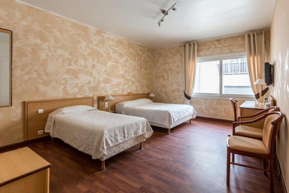 Superior Double or Twin Room (City side) photo 3